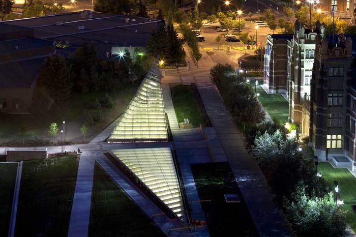 Стадион и крылья дельтаплана