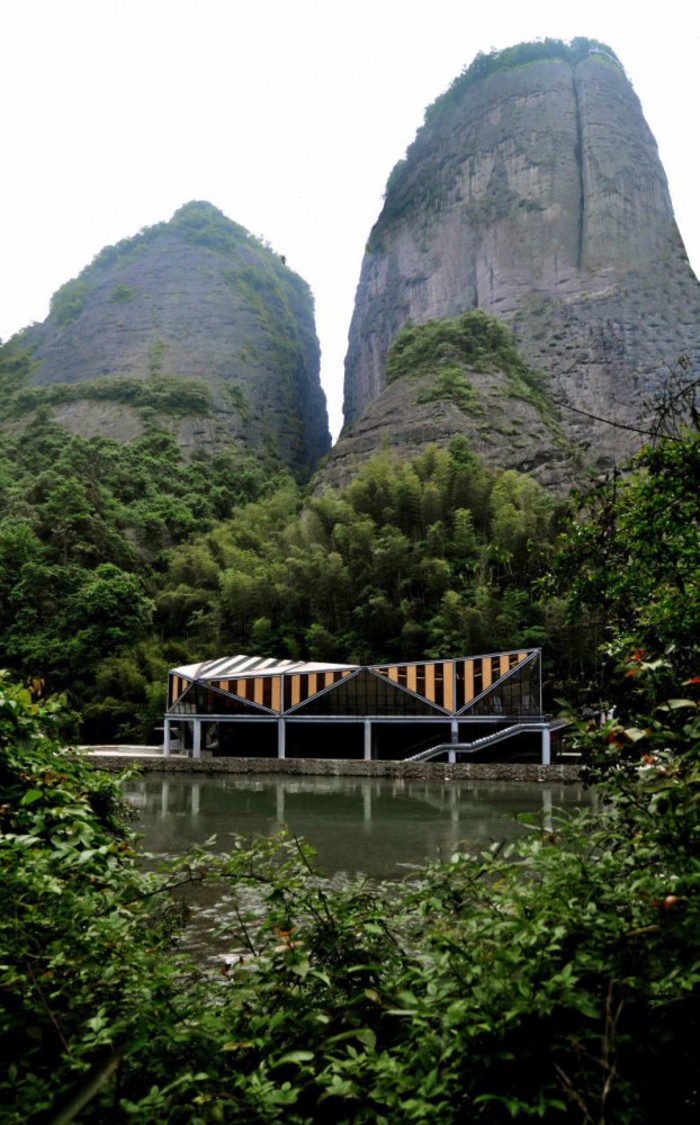 У подножия горы Tianmen