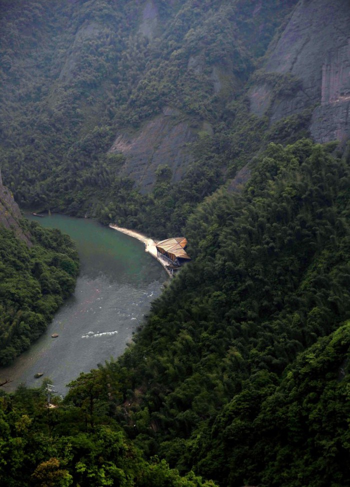 У подножия горы Tianmen