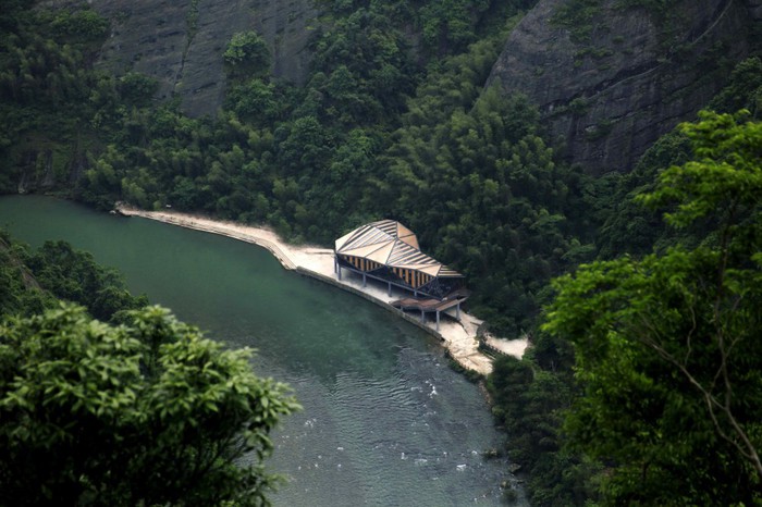 У подножия горы Tianmen